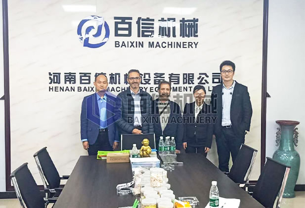 百信機(jī)械總經(jīng)理黃文峰與國(guó)外客戶合影